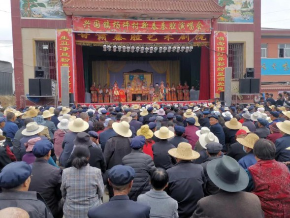 甘肅演藝集團(tuán)秦腔藝術(shù)劇院赴天水市秦安縣劉坪鎮(zhèn)崔河村開展慶百年華誕·譜隴原新篇“我們的中國夢” —文化進(jìn)萬家”惠民演出